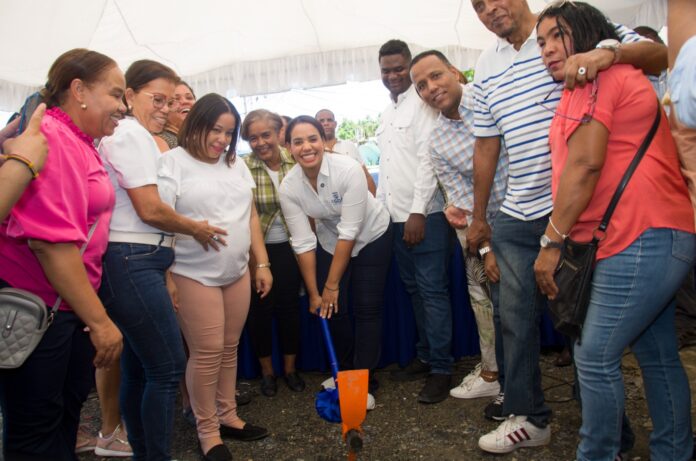 Alcaldesa Betty Gerónimo da primer picazo para construcción de obras en Santo Domingo Norte