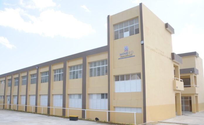 Informan intoxicacion de estudiantes en politécnico de Santiago