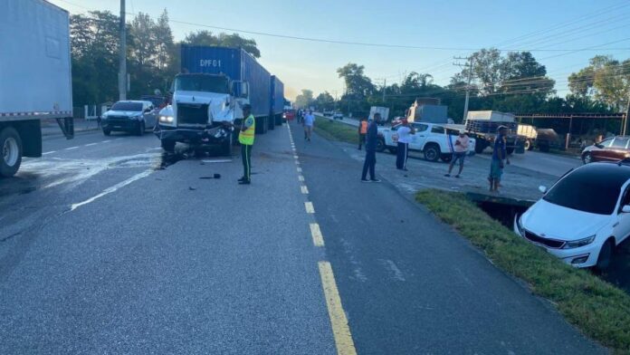 En la colisión estuvieron envueltos cinco vehículos, entre ellos una patana y un autobús