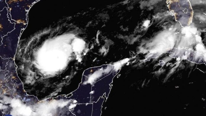 "Aunque se esperan fluctuaciones en la intensidad, se prevé que Milton siga siendo un huracán extremadamente peligroso hasta que toque tierra en Florida", señaló el NHC.
