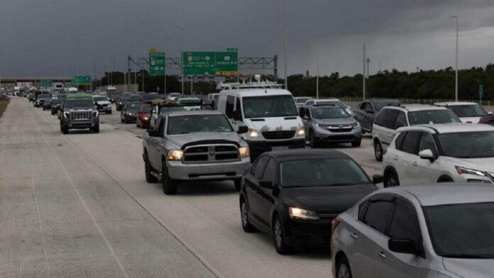 El tráfico es denso mientras miles de personas evacuan ante la llegada del huracán Milton en el Golfo de México en San Petersburgo, Florida. (FUENTE EXTERNA)