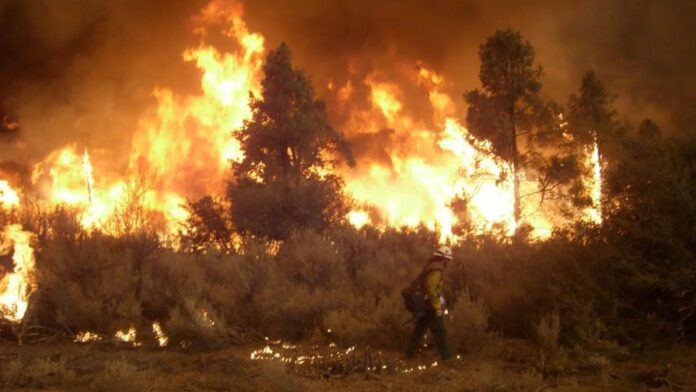 Los incendios forestales ardían en áreas dispersas en una vasta franja del campo petrolero de Dakota del Norte. (FUENTE EXTERNA) Los incendios forestales ardían en áreas dispersas en una vasta franja del campo petrolero de Dakota del Norte. (FUENTE EXTERNA)
