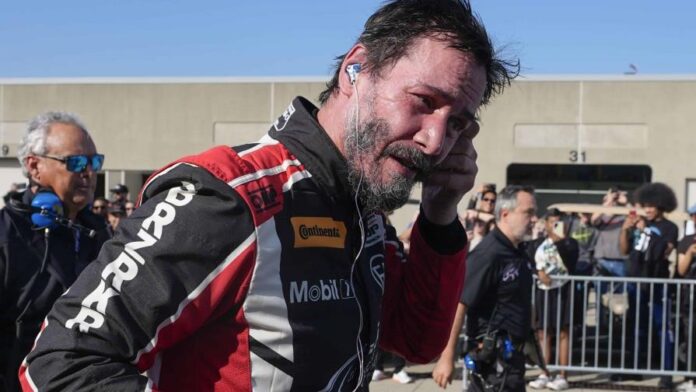 Keanu Reeves conduce durante la carrera automovilística GR Cup Series en el Indianapolis Motor Speedway, el sábado 5 de octubre de 2024, en Indianápolis. (AP)