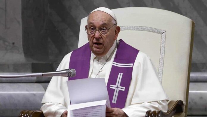 Los cardenales, el más distinguido nombramiento de la Curia, son los encargados de elegir en cónclave al sucesor de un papa tras su muerte o renuncia, pero solo tienen derecho a voto si no superan los 80 años. Los cardenales, el más distinguido nombramiento de la Curia, son los encargados de elegir en cónclave al sucesor de un papa tras su muerte o renuncia, pero solo tienen derecho a voto si no superan los 80 años.