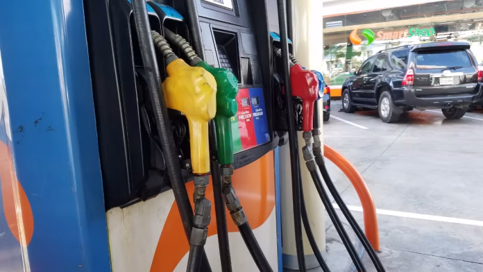 Gasolinas y gasoil suben RD$5; Gobierno congela el GLP