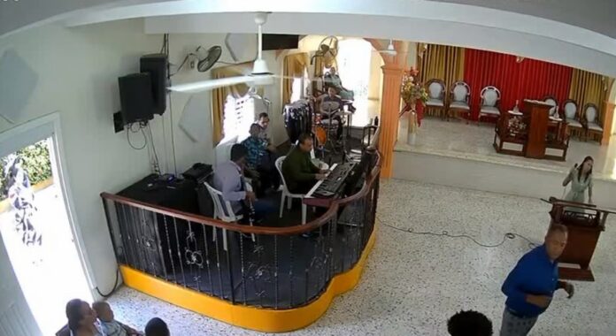 Hombre que hirió a personas en iglesia lo hizo porque le molestaba la música Hombre que hirió a personas en iglesia lo hizo porque le molestaba la música