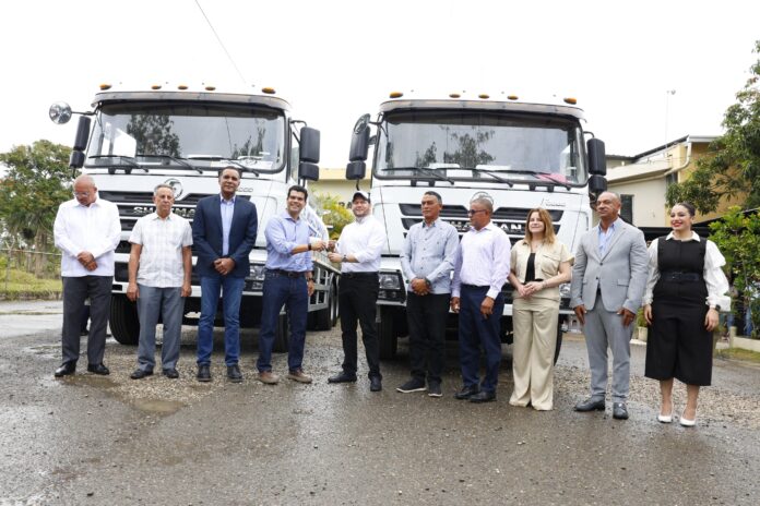 Wellington Arnaud trata con sectores de provincia Espaillat proyecto de agua y saneamiento; entrega dos camiones a Coraamoca Wellington Arnaud trata con sectores de provincia Espaillat proyecto de agua y saneamiento; entrega dos camiones a Coraamoca