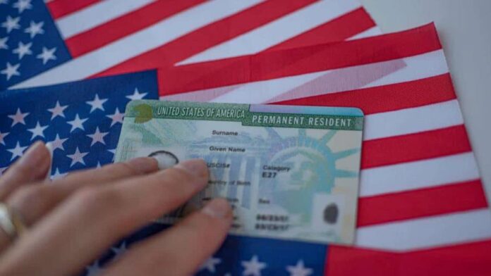 El Gobierno de Trump detiene el procesamiento de "green cards"
