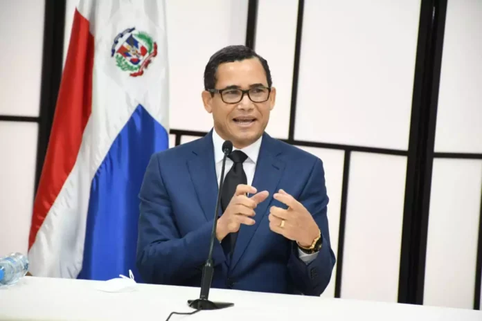 Ministro de Trabajo reitera que cesantía no será eliminada; sindicalista dice estará en alerta