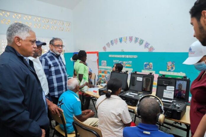 DGDC realiza operativo médico en Pedernales, con consultas por medio de la telemedicina
