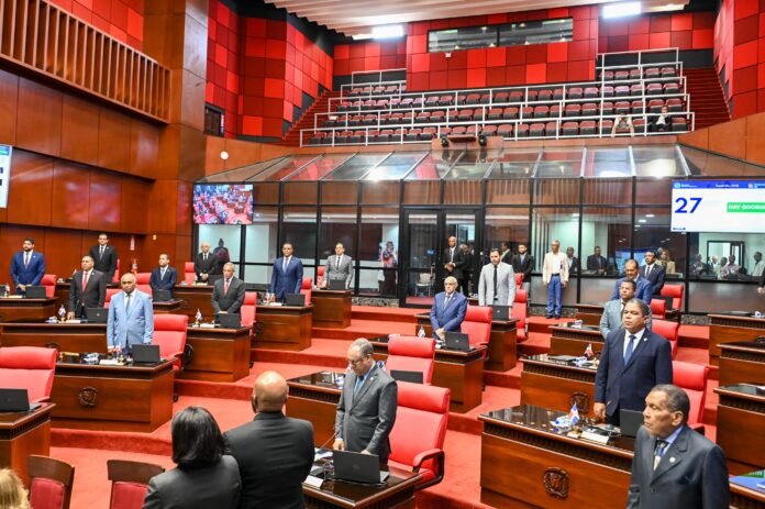 La decisión fue tomada por los 32 senadores que conforman el Pleno Senatorial en solidaridad con los afectados y familiares de víctimas por el derrumbe del techo de la discoteca Jet Set