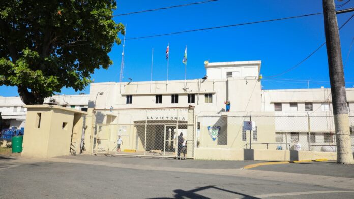 Opiniones encontradas a consideraciones de Roberto Santana de que 4,500 reos duermen en el piso