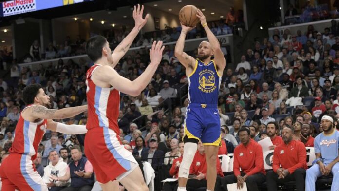 Curry atina 12 triples y suma 52 puntos en victoria de Warriors 134-125 sobre Grizzlies Curry atina 12 triples y suma 52 puntos en victoria de Warriors 134-125 sobre Grizzlies