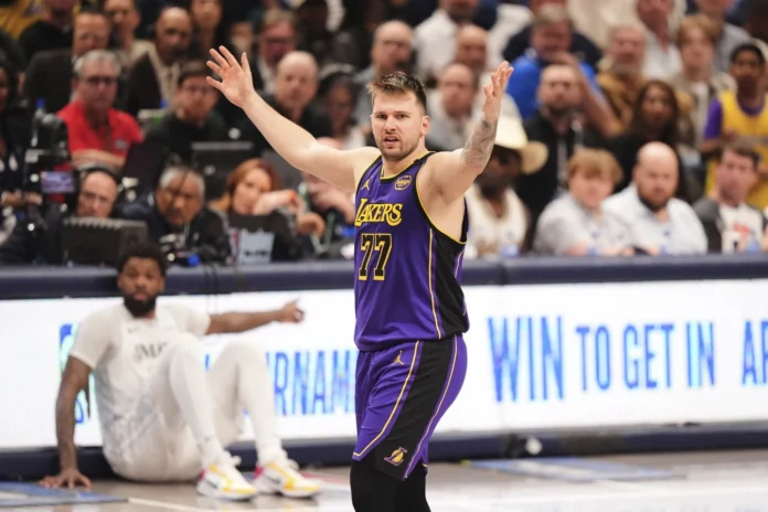 Doncic anota 45 puntos en su regreso a Dallas; Lakers aseguran playoffs con paliza de 112-97