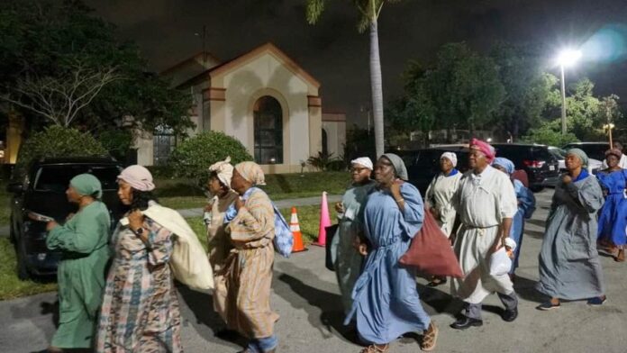 Parole humanitario: Los feligreses de Notre Dame d'Haiti marchan en procesión fuera de la iglesia católica durante un evento de fe de Cuaresma que recreó la historia bíblica del paso del Mar Rojo el 29 de marzo de 2025, en Miami. Más de 200,000 haitianos amenazados con el fin del programa otorgado bajo la Administración Biden.