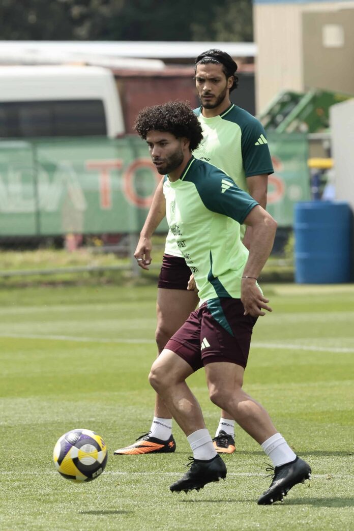 Los jugadores de la selección mexicana César Huerta (adelante) y Raúl Jiménez entrenan, en el Centro de Alto Rendimiento de la Federación Mexicana de Fútbol, en Ciudad de México (México). (EFE/JOSÉ MÉNDEZ)