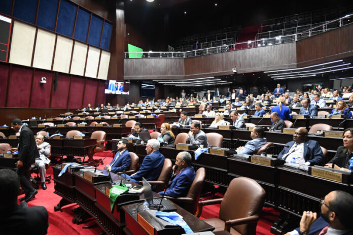 Pasada las 3:00 de la madrugada diputados aprueban préstamos por US$615 MM