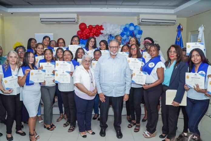 Desarrollo de la Comunidad capacita decenas de mujeres en San Pedro de Macorís