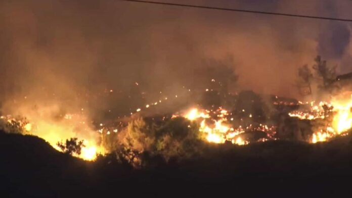 Evacuan más zonas costeras en Creta debido al gran incendio, que sigue fuera de control