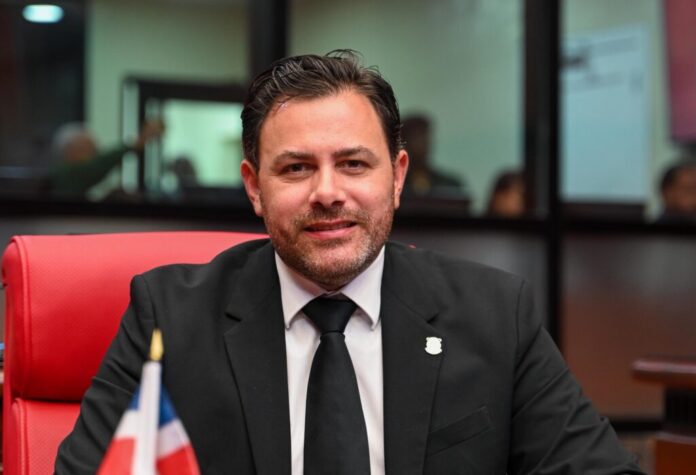 Senador Aneudy Ortiz gestiona con Abinader terminación de obras en su provincia