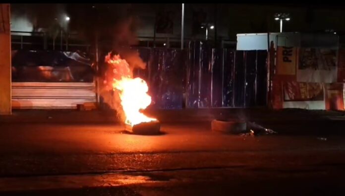 Residentes de SFM incendian gomas en protesta por largas tandas de apagones (Foto: Fuente Externa)