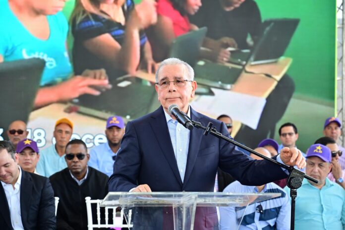 Danilo Medina lamenta supuesto abandono de aulas y critica modelo de tanda escolar