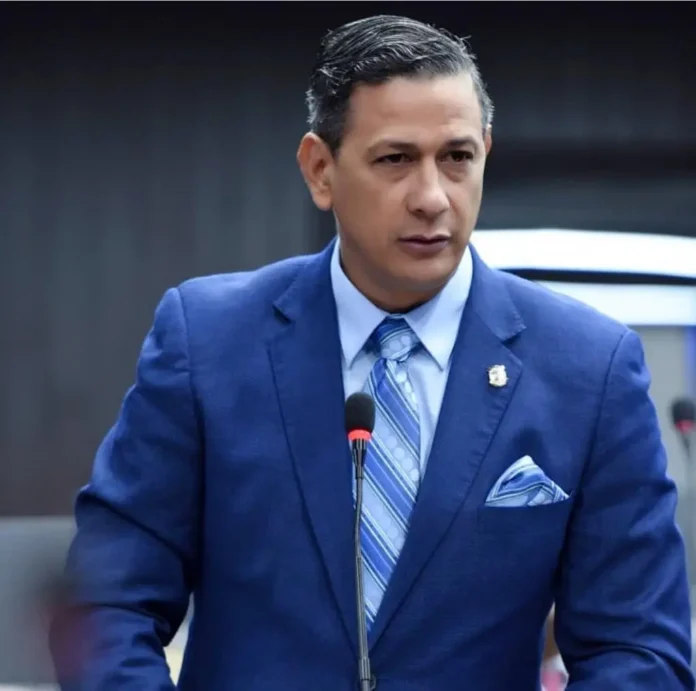 Diputado del PRM tilda a Antonio Marte de "sanguijuela" por declaraciones sobre Omar Fernández