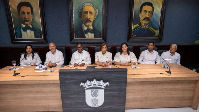 El doctor Agustín Burgos y la alcaldesa Amparo Custodio firman acuerdo interinstitucional