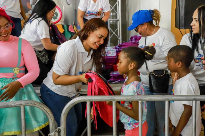 Alcaldesa Betty Gerónimo entrega útiles escolares a través de "La Ruta Escolar"