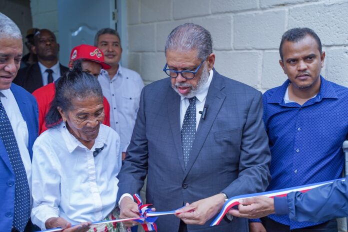 Modesto Guzmán entrega vivienda reconstruida y amueblada a señora en Boca Chica