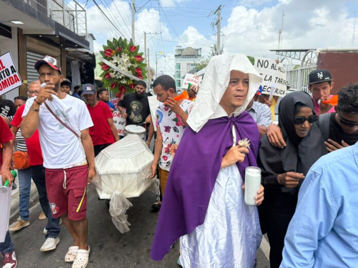 Los manifestantes realizaron un sepelio simbólico