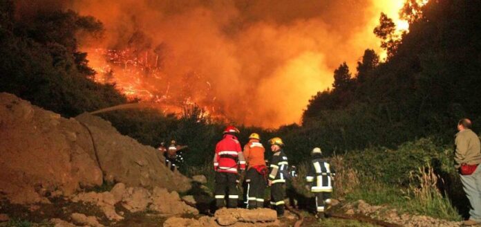 El viento complica la lucha contra los incendios en España