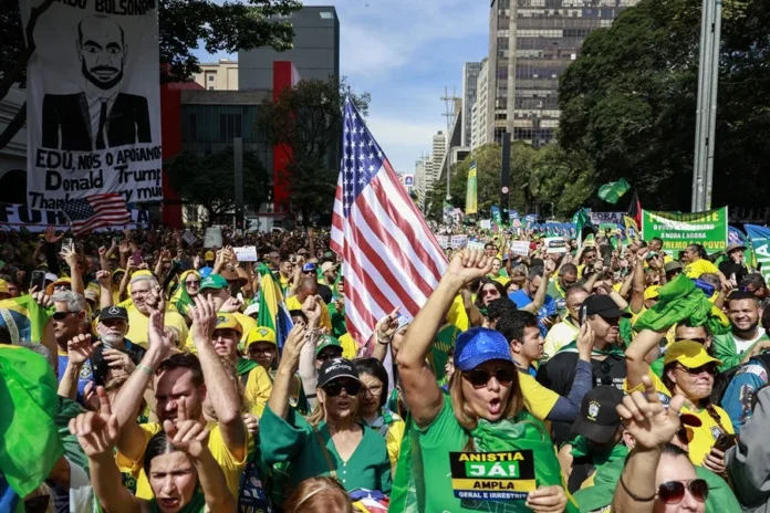 Simpatizantes del expresidente de Brasil Jair Bolsonaro participan en una manifestación en Sao Paulo en apoyo al exmandatario el 03 de agosto de 2025. EFE/ Sebastiao Moreira