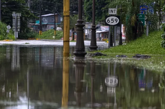 Más de 140 mil hogares sin luz en Puerto Rico por las fuertes lluvias del huracán Erin