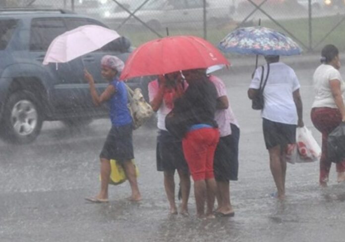 Onda tropical seguirá provocando lluvias y oleaje anormal en las costas del país