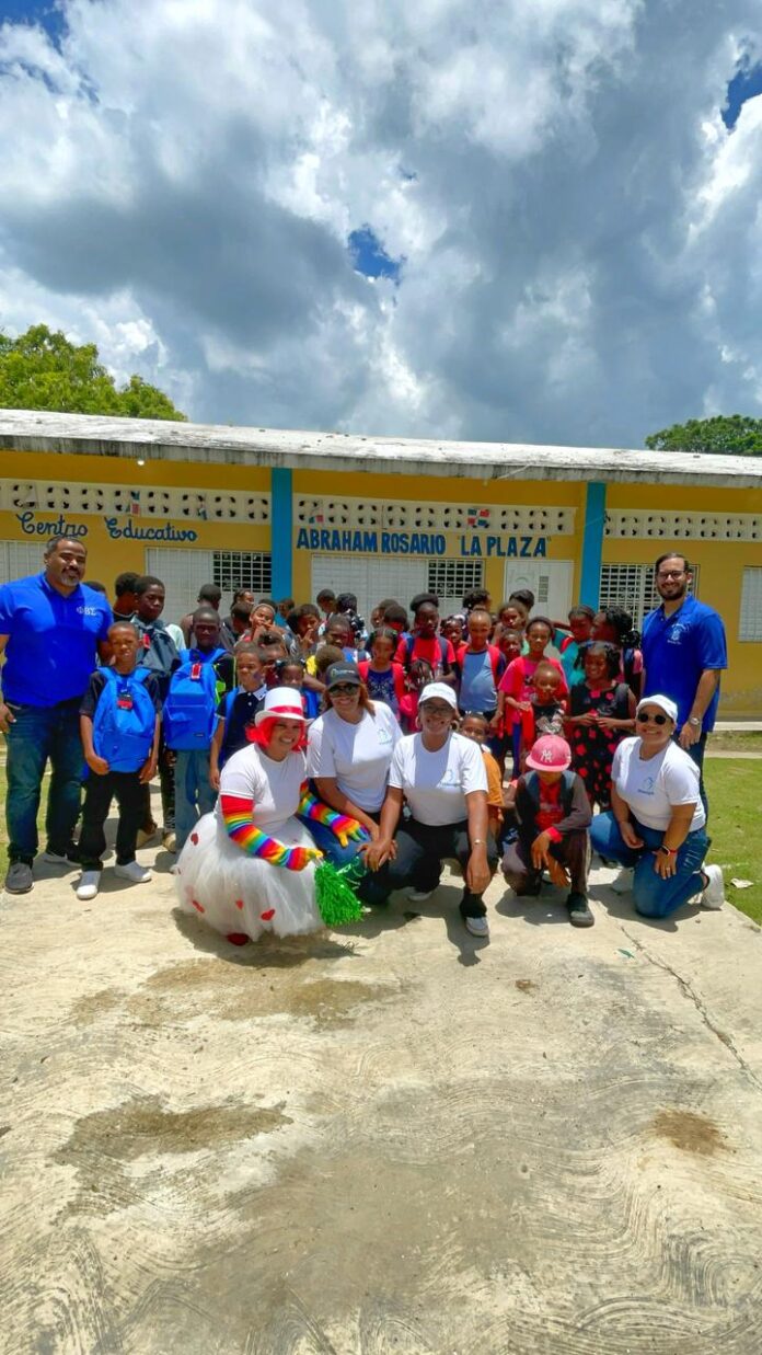 Fundación “Pa’ Llevar Alegría” entrega útiles escolares en Hato Mayor