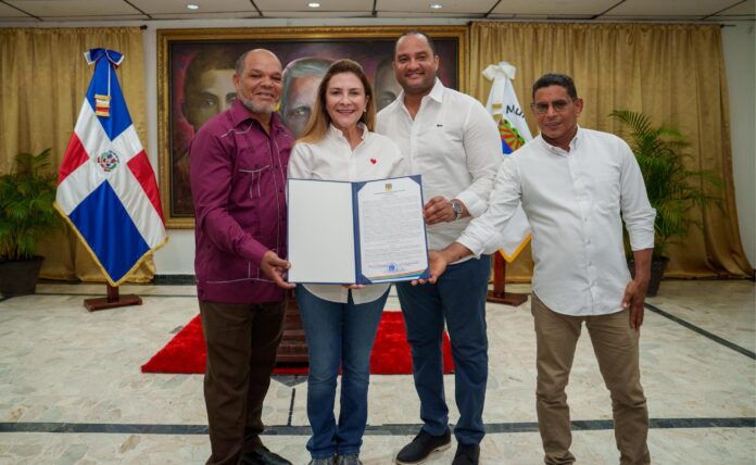 Carolina Mejía es reconocida como Visitante Distinguida del municipio de Salcedo