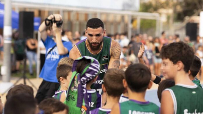 Chris Duarte compartió con seguidores del conjunto verde de la liga ACB. (EFE)