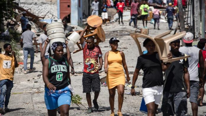 Cientos de desplazados en Haití intentan regresar a sus hogares tras retirarse las bandas