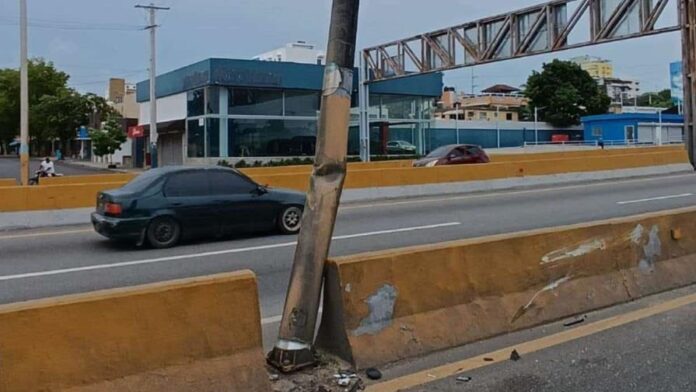MOPC cierra túnel de Las Américas para retirar poste eléctrico