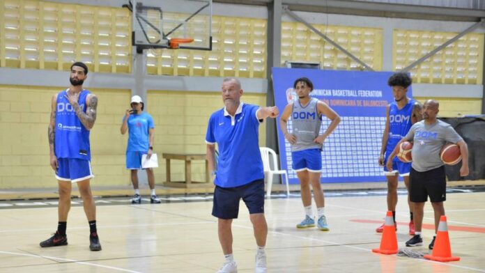 El dirigente Néstor -Ché- García dirige la preparación del equipo nacional de baloncesto para el AmeriCup 2025