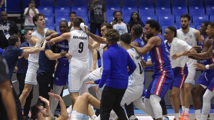 Una pelea entre jugadores dominicanos y argentinos desluce el final del partido en la Americup