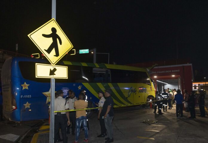 Autobús choca contra estación de la línea 2 del metro; empleada resulta herida