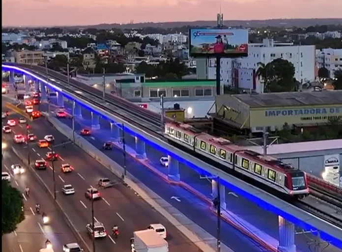 Por primera vez, el tren cruza el viaducto iluminado de la Línea 2C.