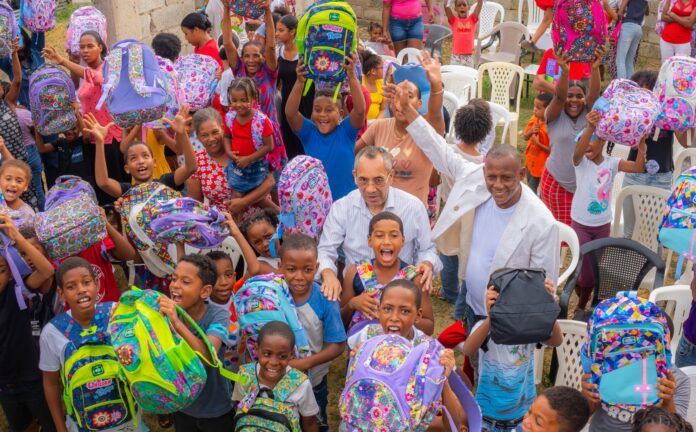 INAVI entrega cientos de útiles escolares a estudiantes del Distrito Nacional y la Provincia Santo Domingo