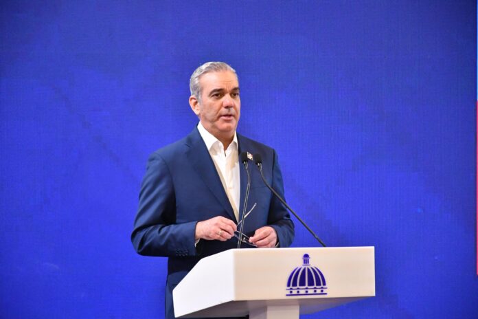 Presidente Luis Abinader rechaza referirse a las denuncias corrupción en Senasa; dice esto toca al MP