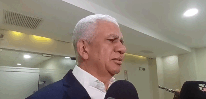 Presidente del Senado califica de insensatez colocación de vallas promoviendo candidaturas