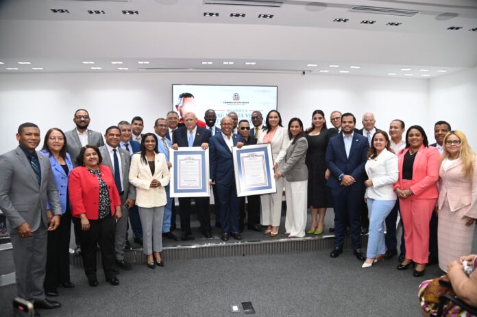 Diputados reconocen a Joe Veras y al neurocirujano José Antonio Peguero Calzada
