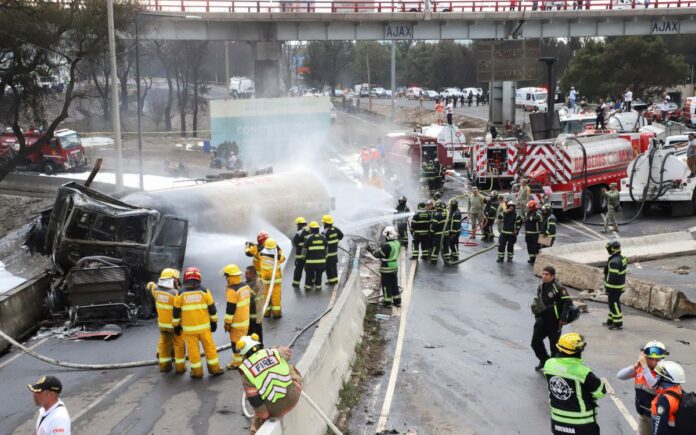 Suman 28 muertos por explosión de un camión de gas en Ciudad de México