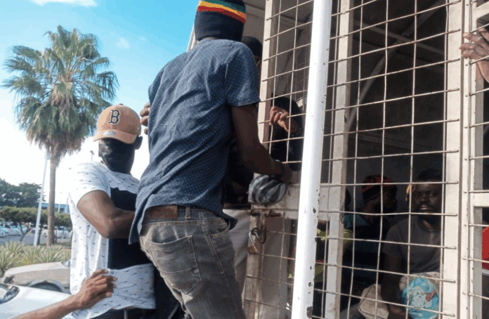 Migración detiene a más de 1,100 haitianos indocumentados y envía otros 1,231 a su país